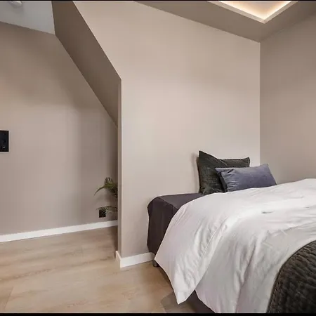 2 Story Modern * Μπέργκεν
