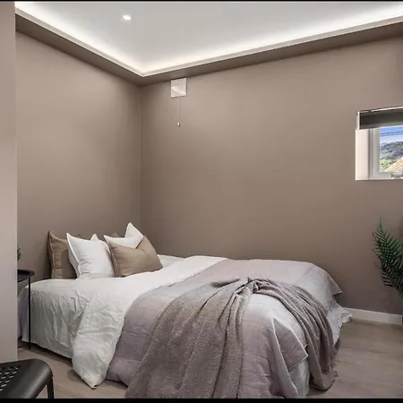 2 Story Modern * Μπέργκεν
